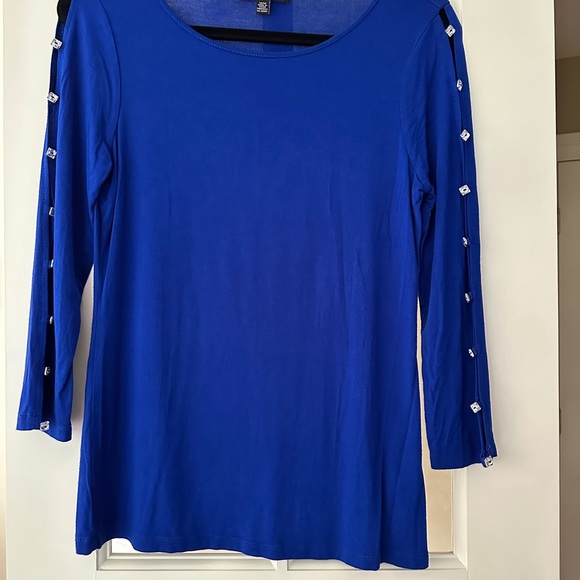 Cable and Gauge M women's 3/4 sleeve blue top with rhinestone slit sleeve detail - Picture 7 of 8